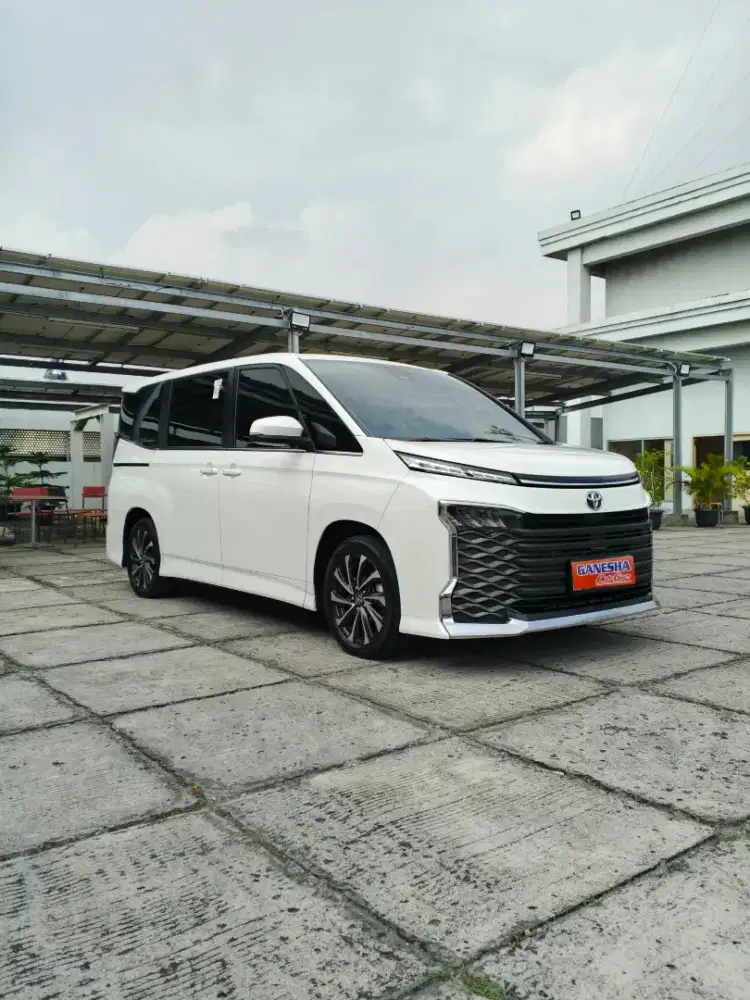 Toyota Voxy Metallic White 2024
