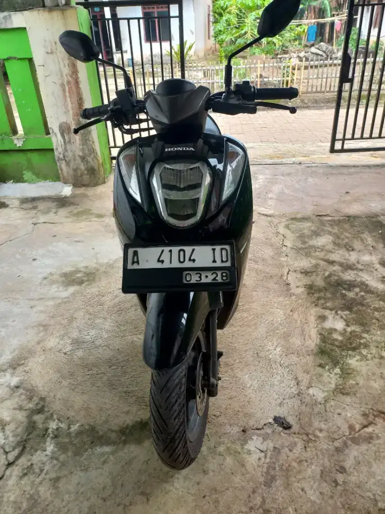 Motor genio tahun 2022 warna hitam