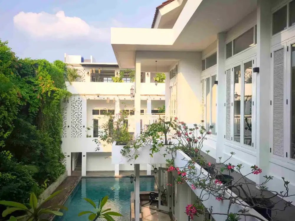 RUMAH MEWAH 2.5 LANTAI SEMI FURNISH ADA SWIMMING POOL DI KEMANGGISAN