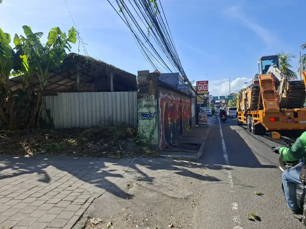 Pinggir Jalan Dekat Pantai Sanur