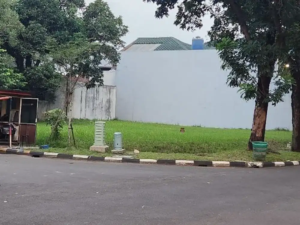 Kavling hoek selatan/barat di Boulevard Puspita Raya dengan row jalan lebar dan asri di Puspita Loka - BSD City