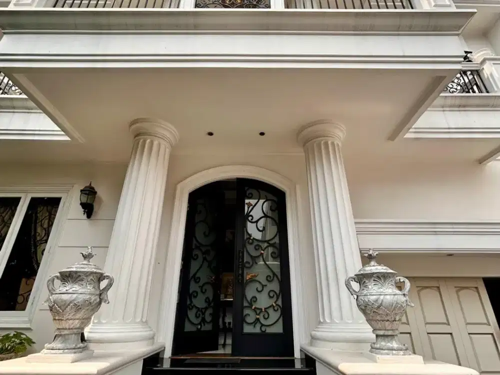 Dijual Rumah Strategis Modern Classic Ada Halaman Depan dan Belakang Lokasi Premium Dekat Pondok Indah Mall di Jaksel Fr-16840