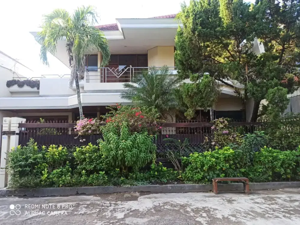 Disewakan Rumah Elegan 2 Lantai dengan Taman Asri di Lingkungan Premium di Renon