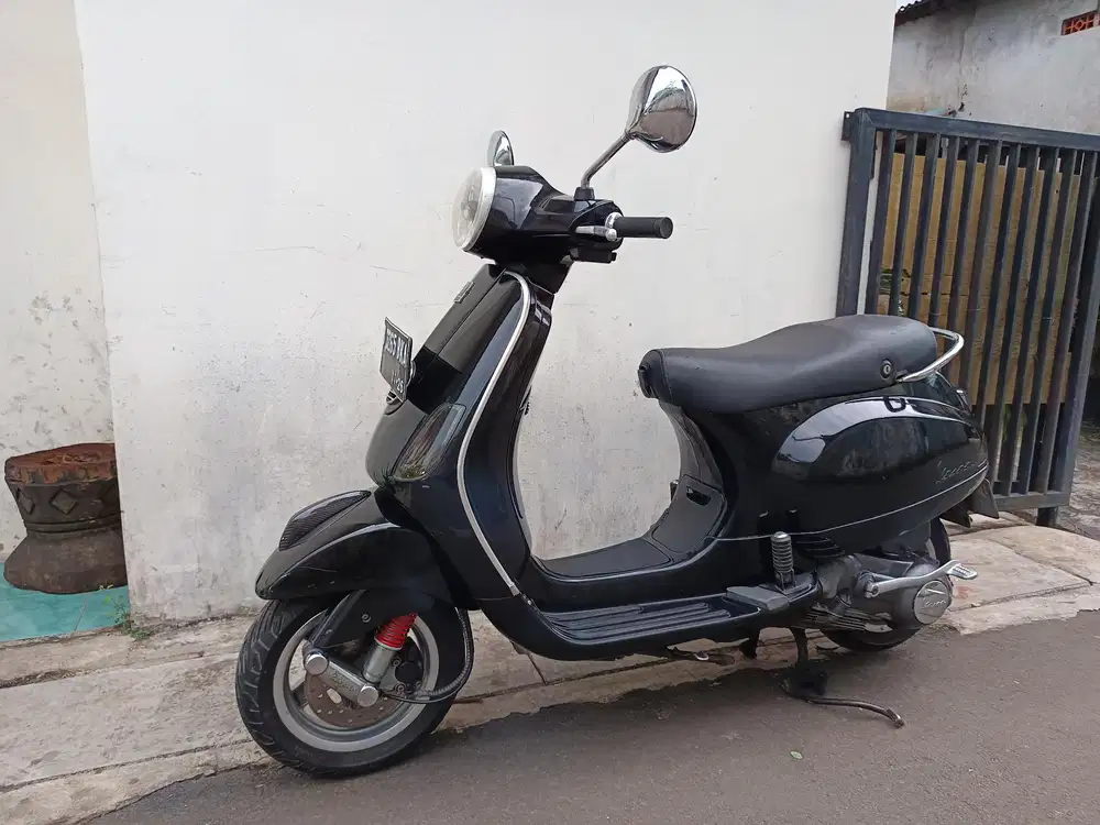 Di jual cepat piaggio vespa lx125 2011 siap gas