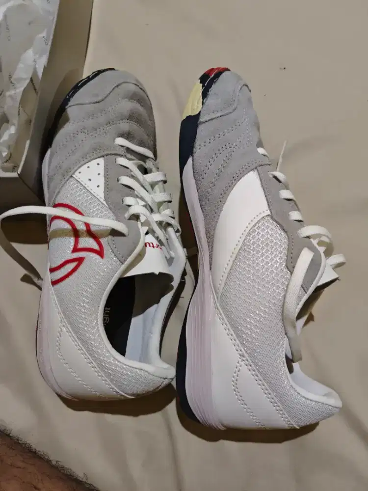 Sepatu Futsal Ortuseight Jogosala Ascend warna putih abu-abu