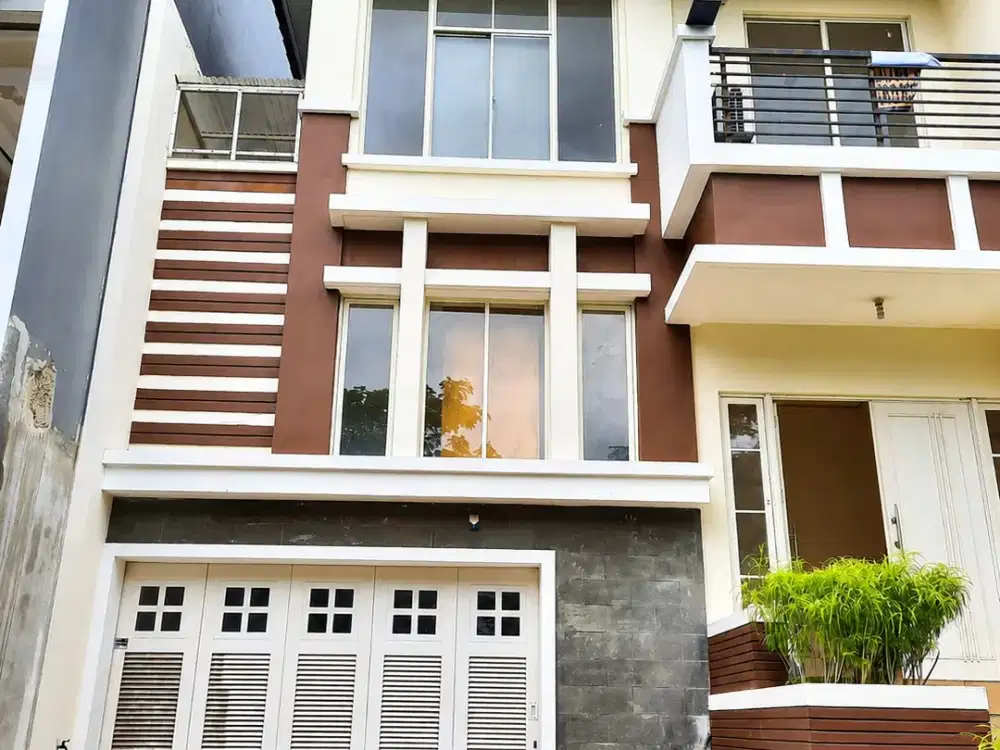 Rumah 2,5LT Crown Golf PIK 192m2 8x24 3+1KT Strategis Siap Huni