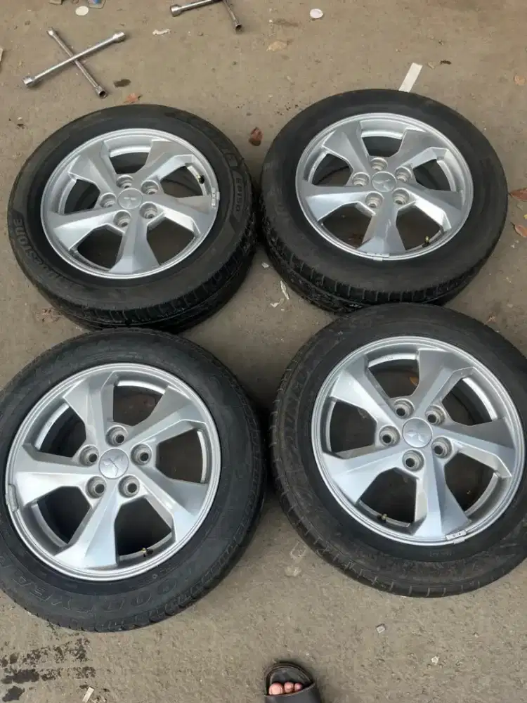 Velg original Mitsubishi xpander ring 16 pcd 5x114,3 ban 205/55 R16