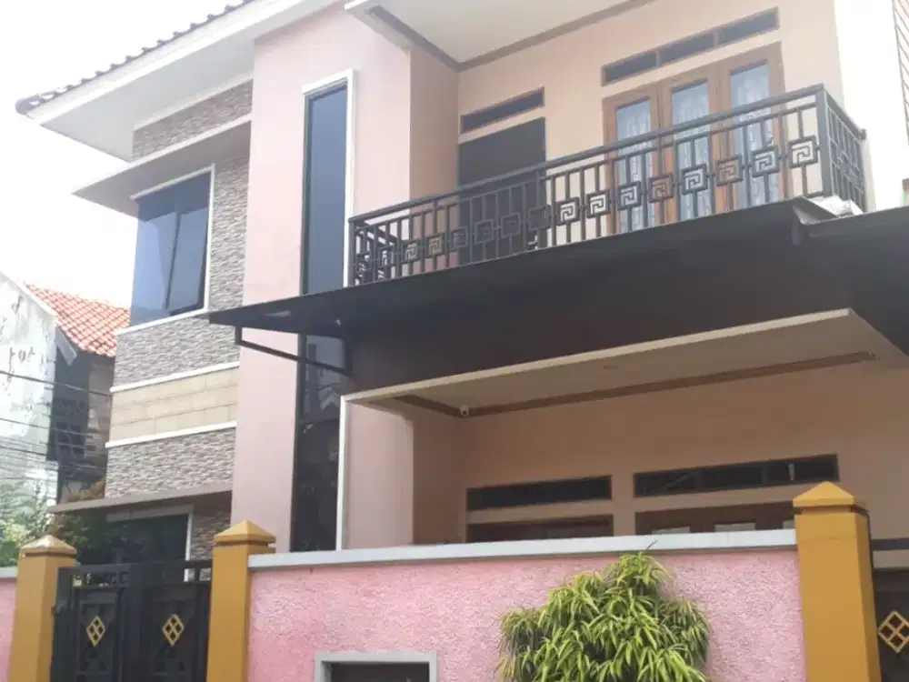 rumah Hook 2lt luas 169m lokasi strategis, Tebet Jakarta Selatan