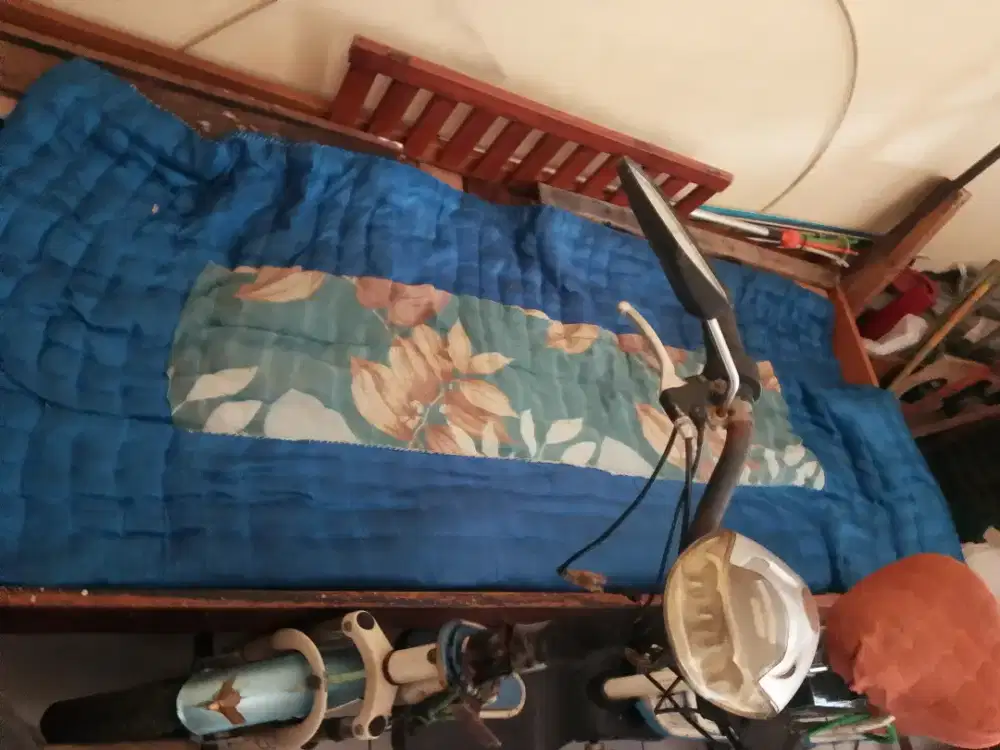 Tempat tidur kayu