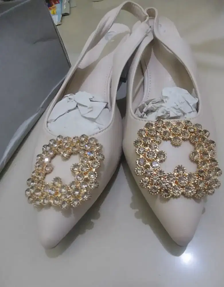 Sepatu sandal cream