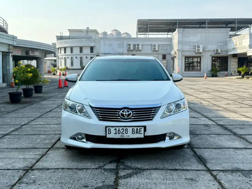 Toyota camry V 2013 putih