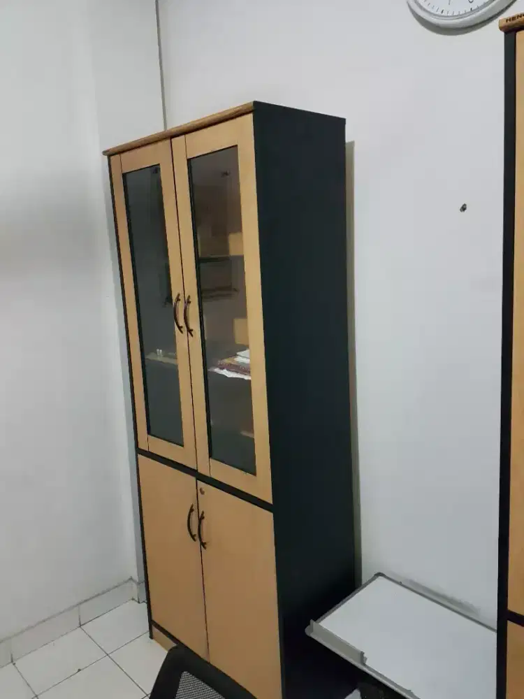 Lemari dan meja kursi bekas kantor