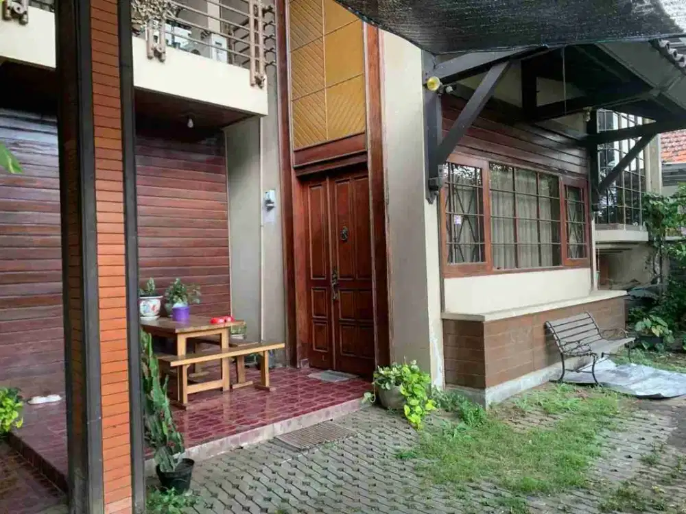 Rumah Luas Pinggir Jalan Di Turangga dkt Buah Batu Tsm