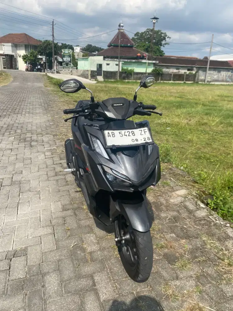 Menjual Vario 160 2023 dengan km rendah 10k