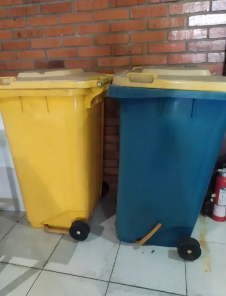 Tempat sampah krisbow UK 240liter