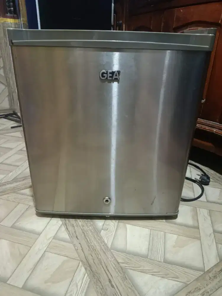 Kulkas Portabel merek GEA