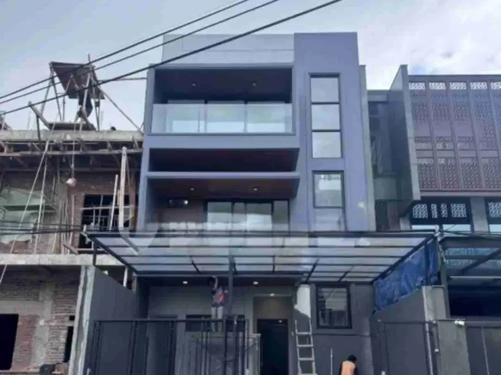 Rumah baru 3 lantai di Taman Kedoya Baru Residence dengan lokasi bagus sekali