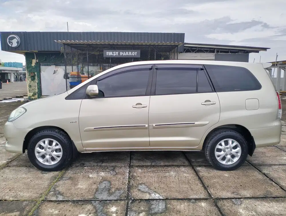 Toyota Kijang Innova 2010 Bensin