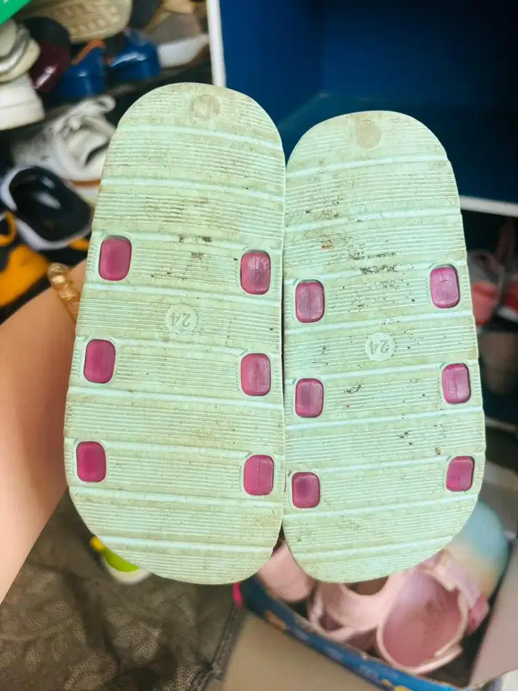 Jual sepatu bekas usia 2-3 tahun