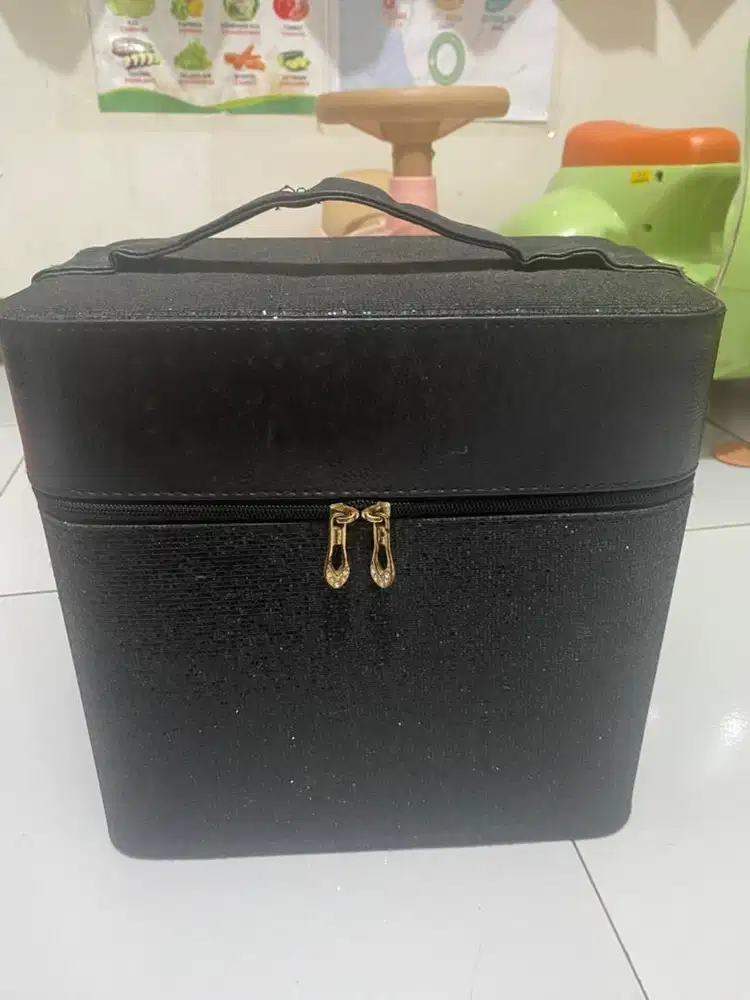 Tempat makeup warna hitam