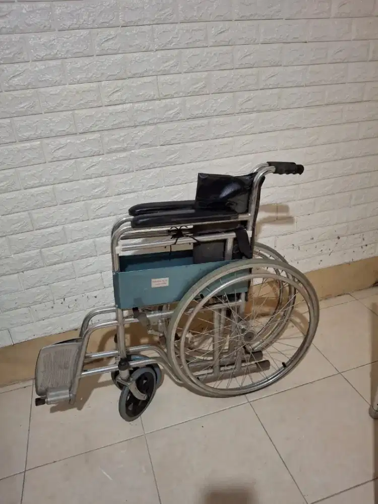 Jual Kursi Roda Utk Mandi & Walker Lipat - Kondisi Masih Bagus