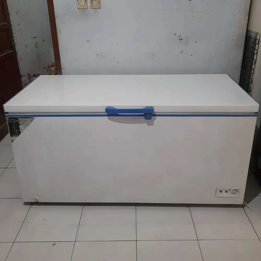 Freezer Box Merek Changhong Kapasitas 650 Liter . Second. Normal .