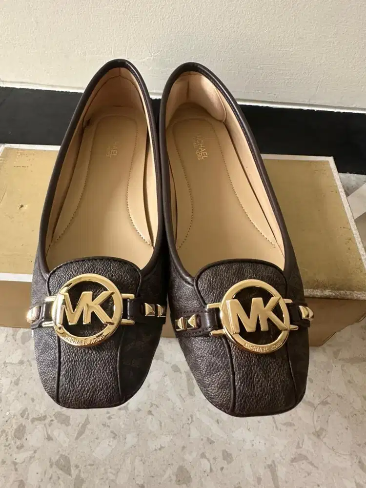 Sepatu mk ukuran 39 harga bisa nego
