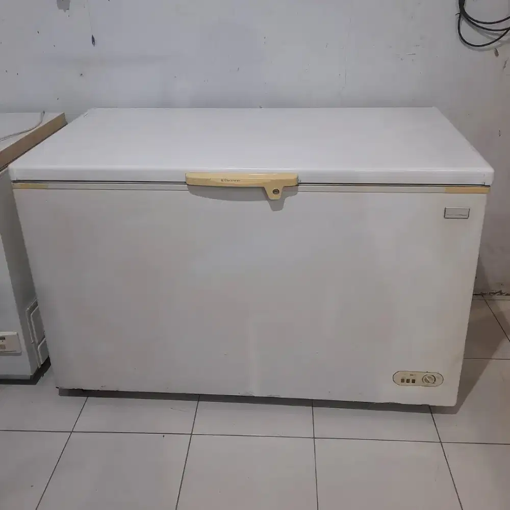 Freezer Box Elektrolux 400 Liter . Second. Normal . Bergaransi