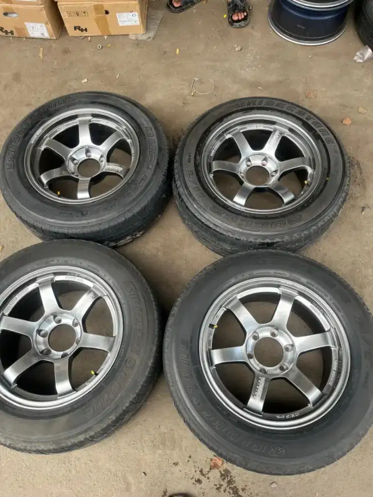 Te37 progresive ring 18 lebar 9 pcd 6x13,7 ET 0 ban 265/60 R18 4pcs