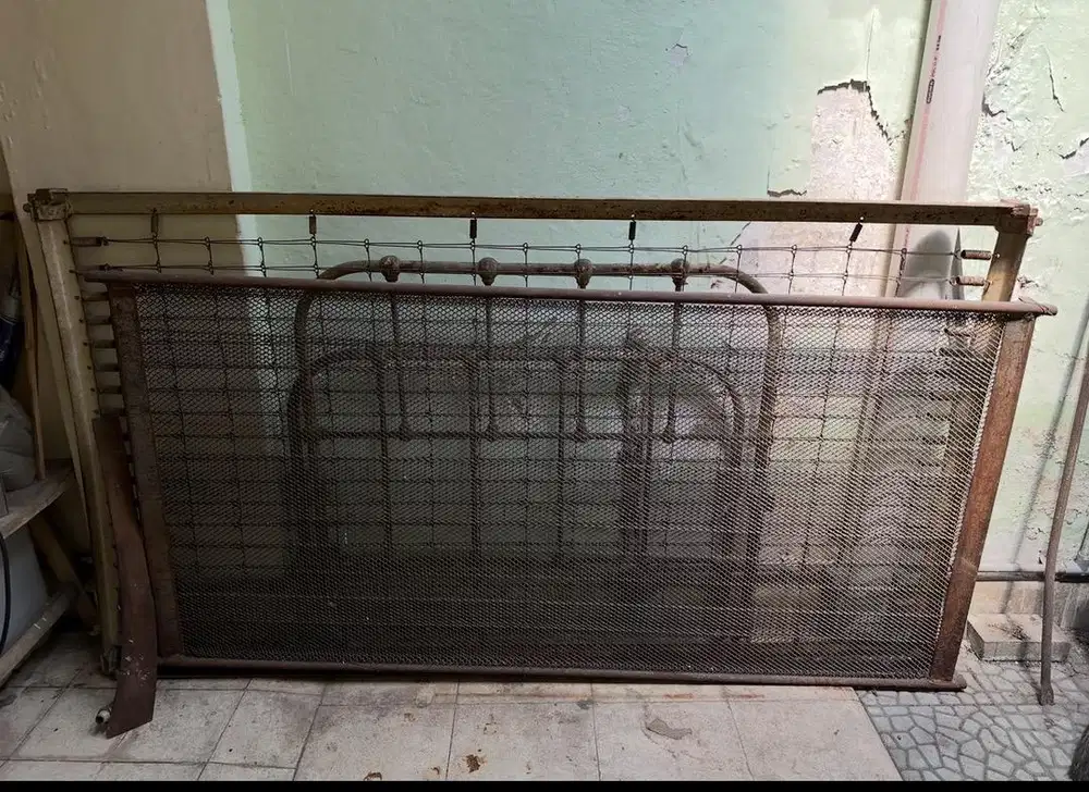 RANJANG BESI TUA LENGKAP dg KAKI
