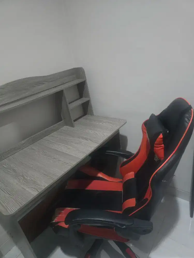 Meja belajar dan kursi gaming