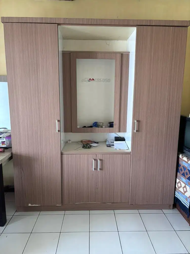 LEMARI BAJU 3 PINTU