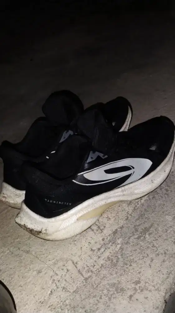 SEPATU RUNNING BEKAS