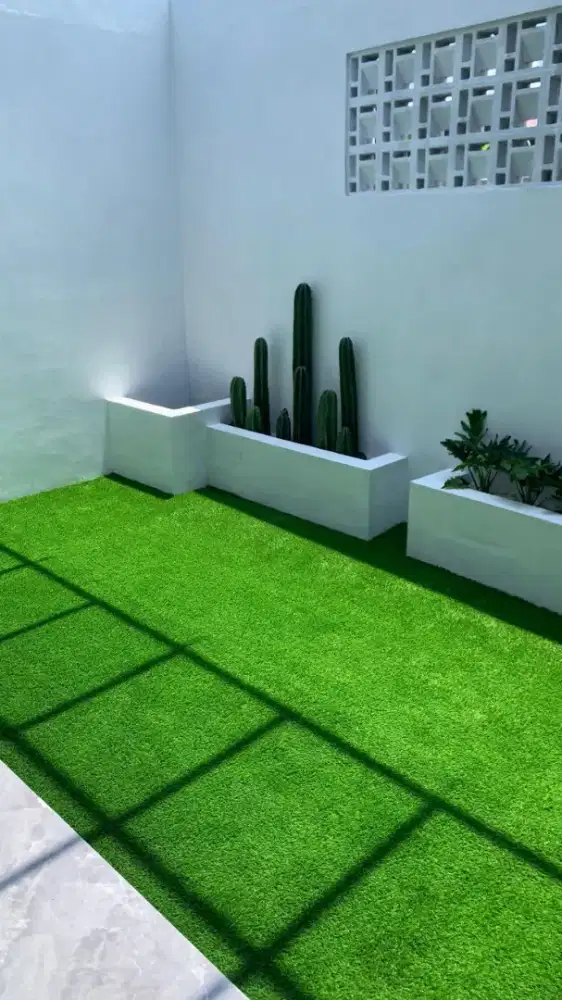 pemasangan rumput sintetis