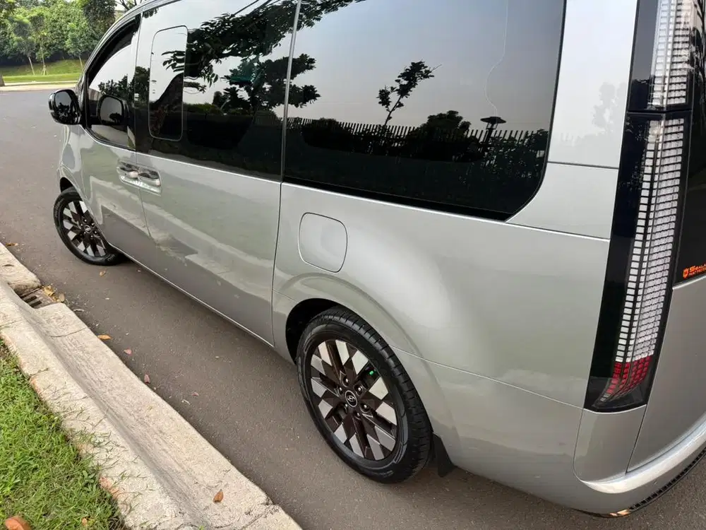 hyundai staria 2022 reg 2023 km22rb! 9 seat!gress! like new!perfect!!