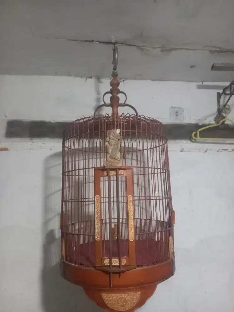 Sangkar bekas anis Merah