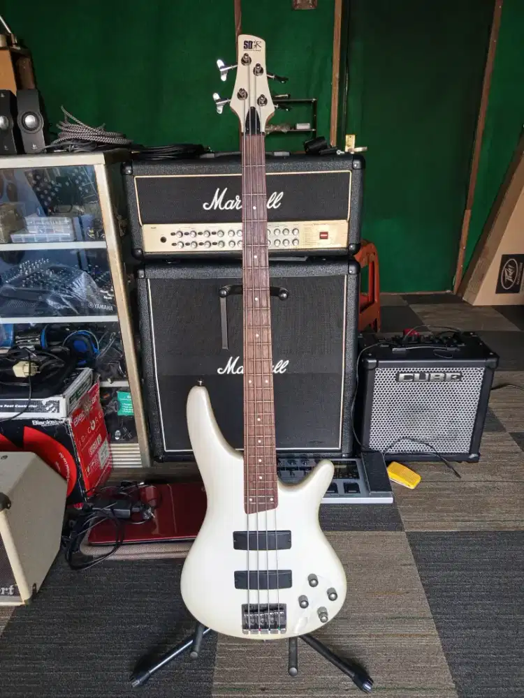 Bass Ibanez SR300