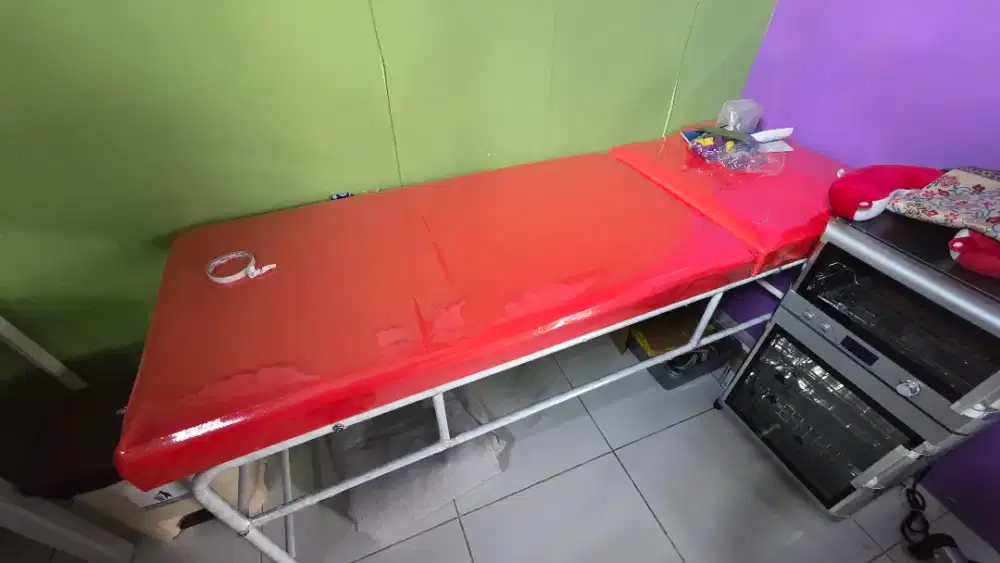 Jual Satuan/Borongan Ranjang Periksa Pasien & Bed Terapi (Eks Klinik)