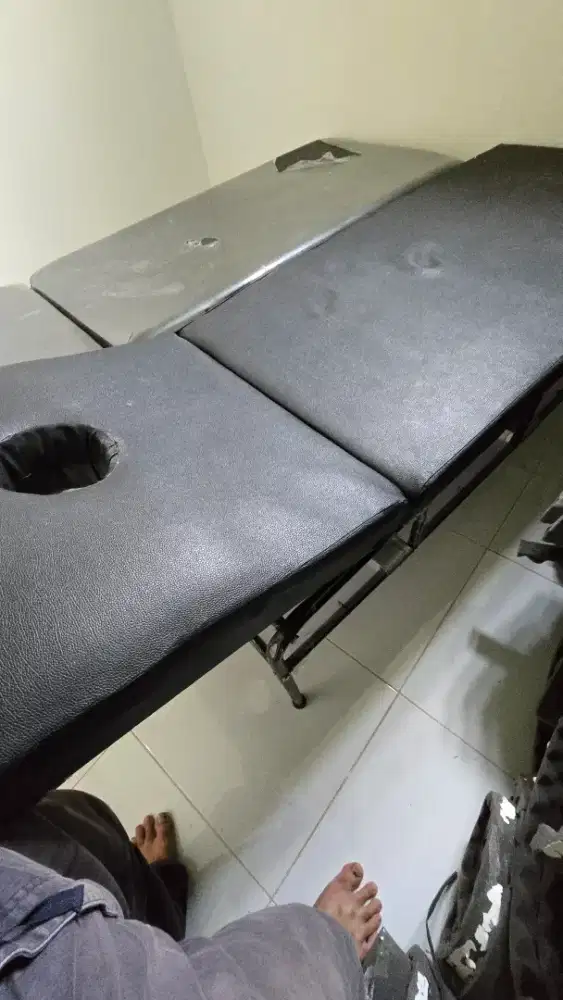 Jual Satuan/Borongan Ranjang Periksa Pasien & Bed Terapi (Eks Klinik)