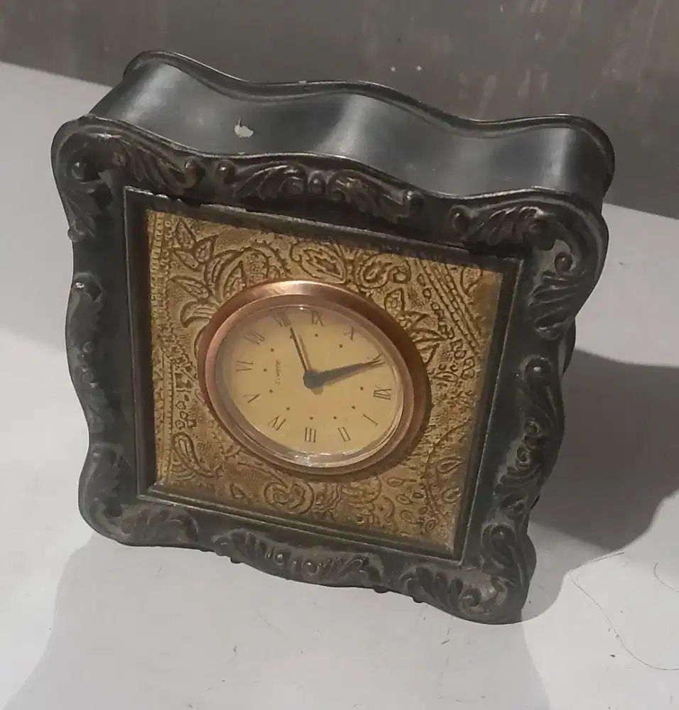 Jam meja vintage