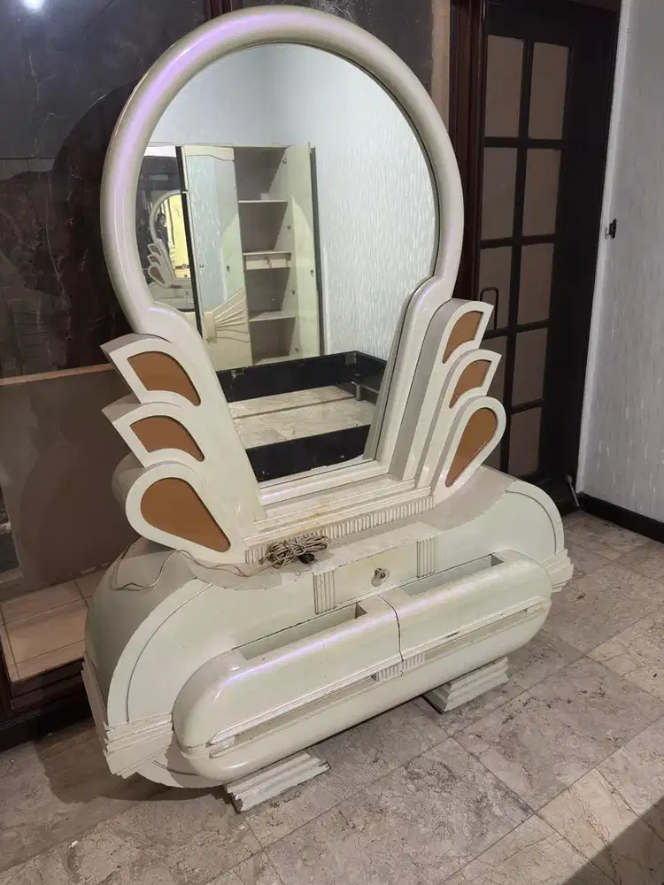 Meja Rias Wanita Makeup Antik Unik