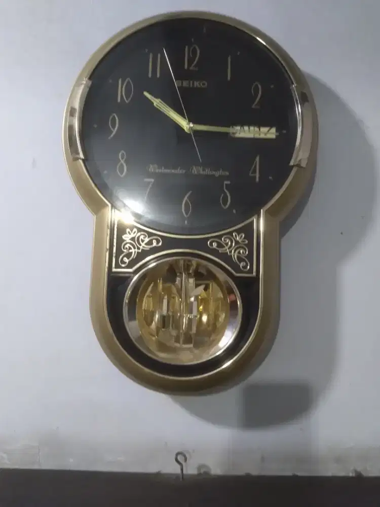 Jam dinding seiko