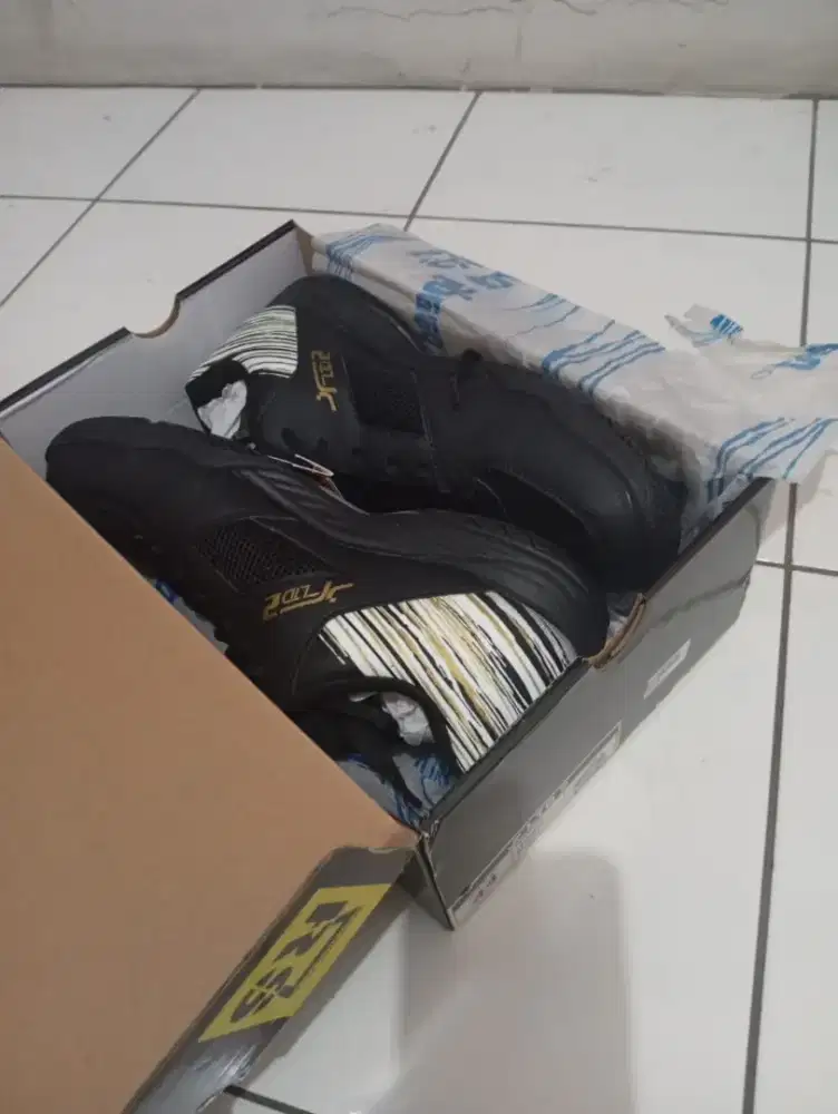 Sepatu badminton Merk JF LTD2 seri RF(reinforce )