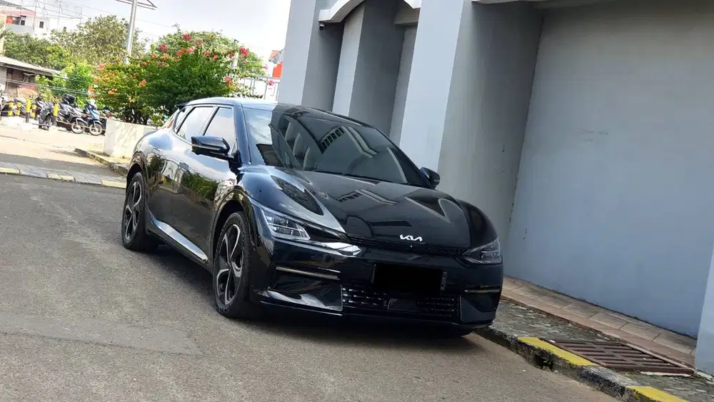 KIA EV 6 EV6 GT-Line AWD AT Hitam Metalik NIK 2023 Like New Low KM