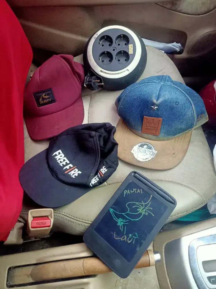 Di jual semua macam topi  cow dll murah aja  wa,hp