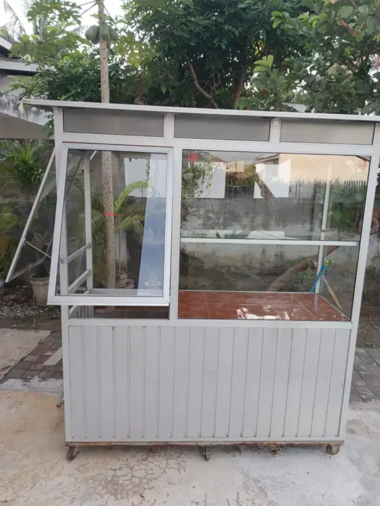 Dijual etalase. Ukuran besar. Kondisi baik