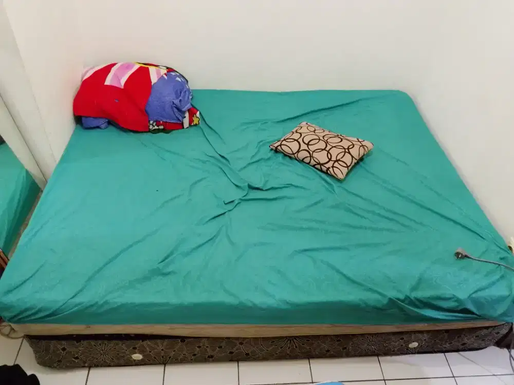 Meja Rias dan Kasur springbed