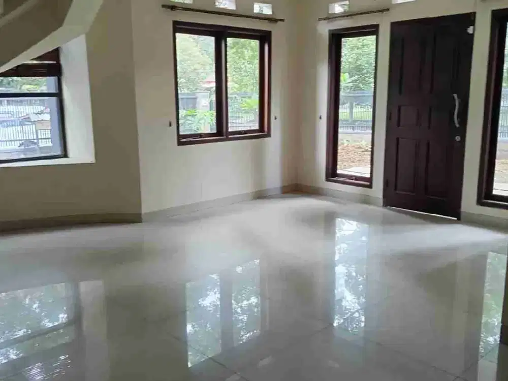 Rumah Luas nyaman di Batununggal