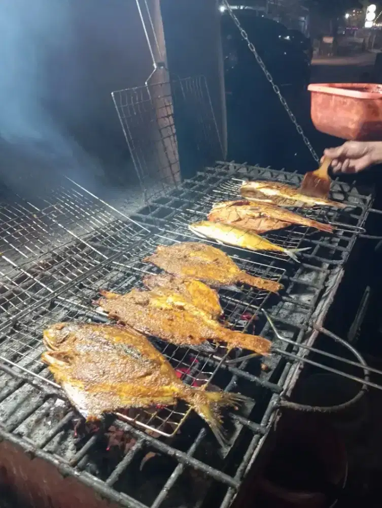 KARYAWAN RUMAH MAKAN