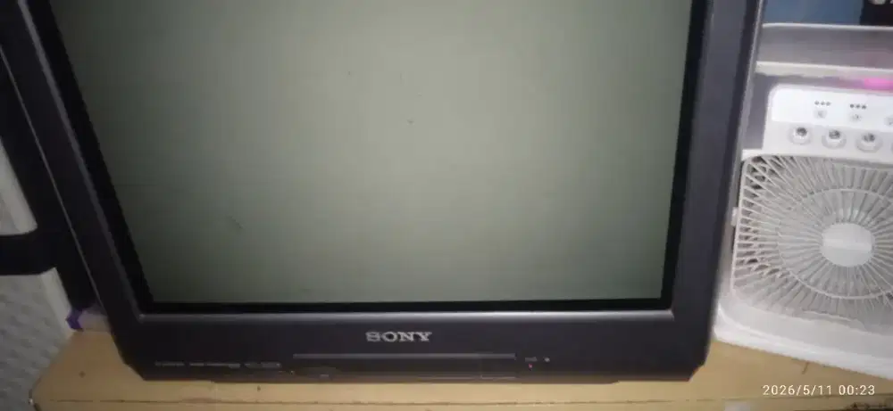Unit TV tabung Sony 21in , remot dan 1 speaker pasif buat suara TV. Ok